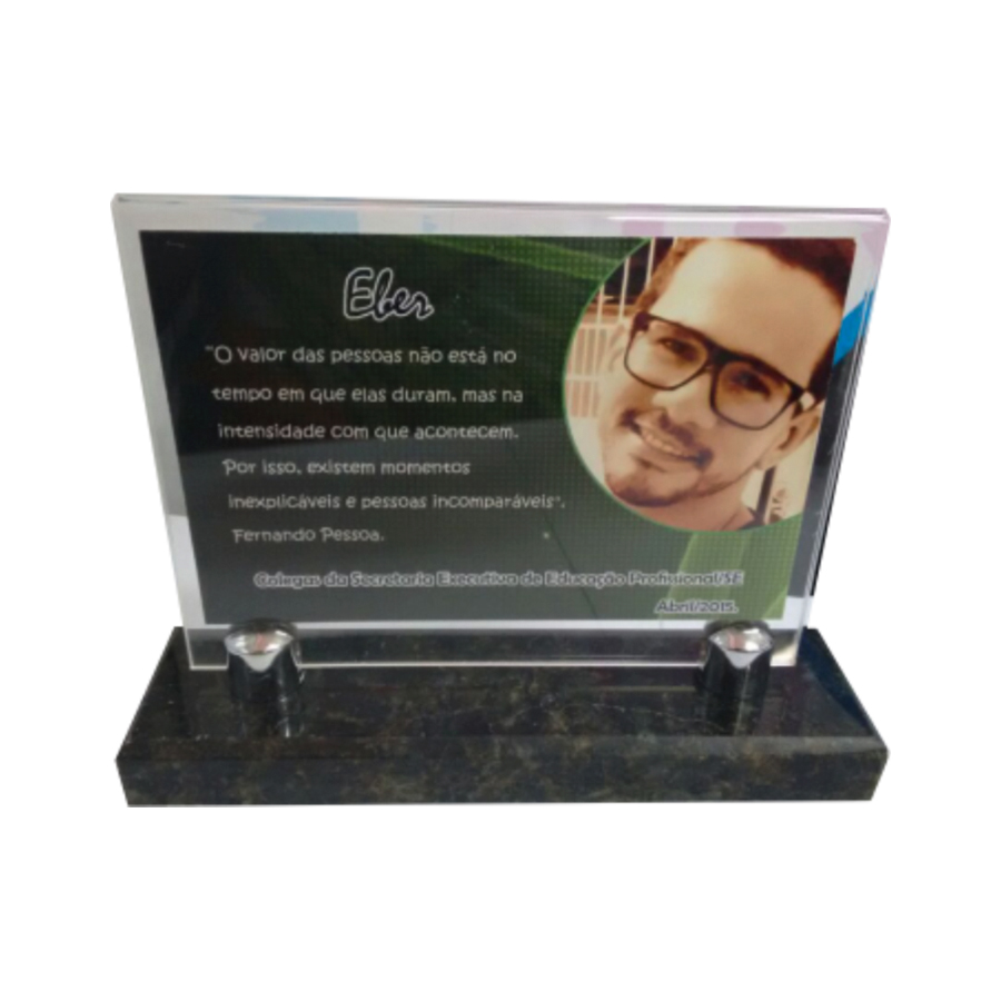 HOMENAGEM BASE DE MÁRMORE
